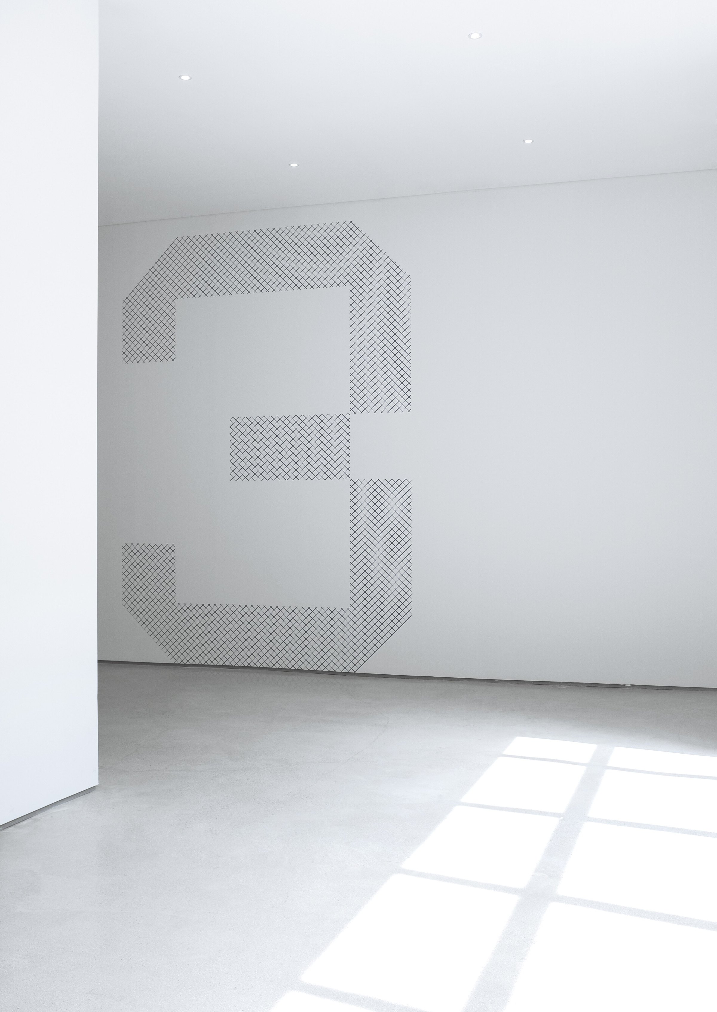 Une salle vide, l’ombre d’une fenêtre